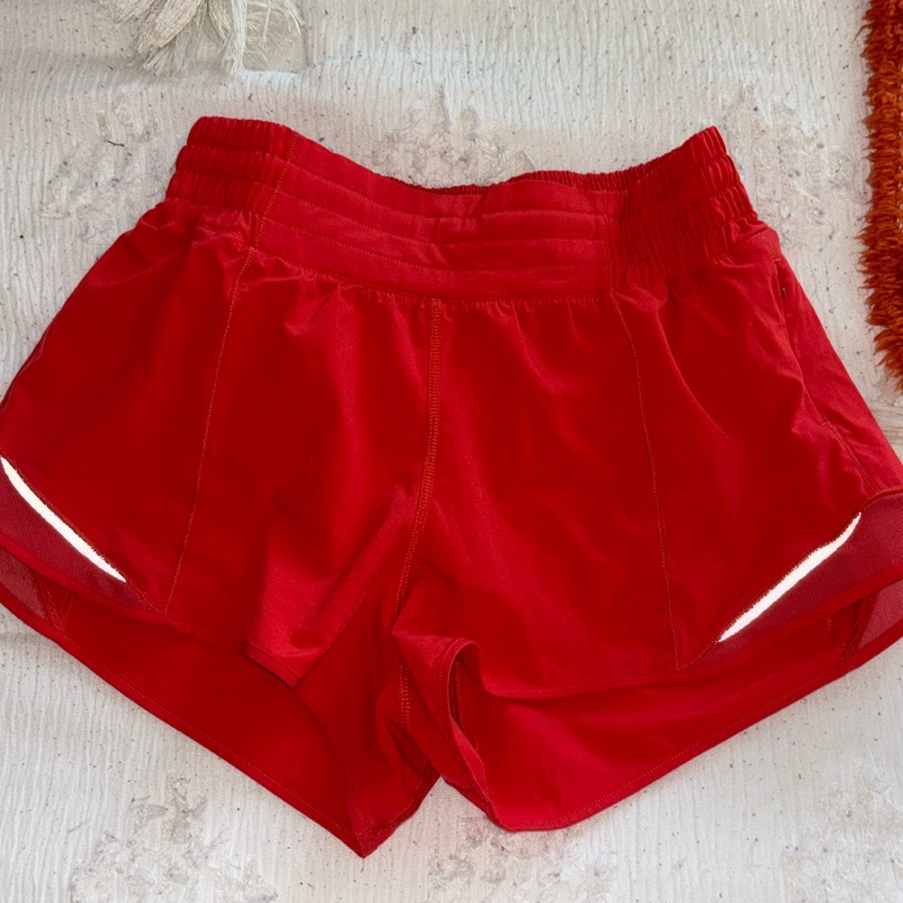 Great condition! Lululemon HR 2.5” Red carnation hottie hots. Size 4